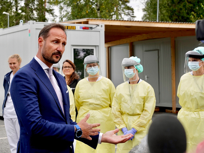Utenfor den mobile teststasjonen i Askim møtte Kronprins Haakon med personell som tester, besvarer kommunens koronatelefon og sporer smitte. Foto: Simen Sund, Det kongelige hoff